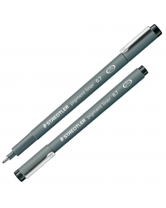 Penna a punta sintetica calibrata, puntale in metallo ideale per tracciare con righe e squadre. Inchiostro pigmentato nero intenso resistente nel tempo, ideale per documenti, ben riproducibile. Cancellabile su carta da lucido. Tratto 0.7mm.