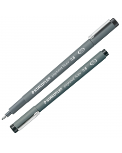 Penna a punta sintetica calibrata, puntale in metallo ideale per tracciare con righe e squadre. Inchiostro pigmentato nero intenso resistente nel tempo, ideale per documenti, ben riproducibile. Cancellabile su carta da lucido. Tratto 0.8mm.
