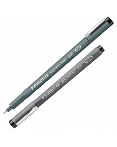 Penna a punta sintetica calibrata, puntale in metallo ideale per tracciare con righe e squadre. Inchiostro pigmentato nero intenso resistente nel tempo, ideale per documenti, ben riproducibile. Cancellabile su carta da lucido. Tratto 0.05mm.