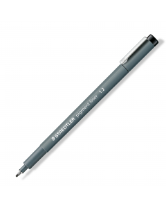 Penna a punta sintetica calibrata, puntale in metallo ideale per tracciare con righe e squadre. Inchiostro pigmentato nero intenso resistente nel tempo, ideale per documenti, ben riproducibile. Cancellabile su carta da lucido. Tratto 1,2mm.