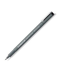 Penna a punta sintetica calibrata, puntale in metallo ideale per tracciare con righe e squadre. Inchiostro pigmentato nero intenso resistente nel tempo, ideale per documenti, ben riproducibile. Cancellabile su carta da lucido. Punta scalpello da 2mm.