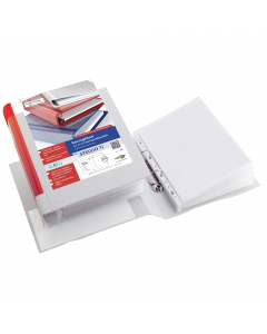 Raccoglitore personalizzabile in Colpan® (cartone rivestito in PVC) con tasca interna e meccanismo a 2 anelli quadri. Tasche trasparenti sul 1° quadrante e sul dorso che consentono l'inserimento facilitato della personalizzazione. Formato esterno: 280x310