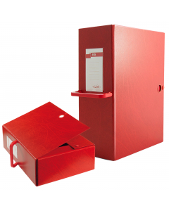Cartella rossa in Colpan® (cartone rivestito in PVC) chiusura a tre lembi con bottoni automatici. Dotate di porta cartellino con etichetta intercambiabile e di maniglia per poterle spostare agevolmente. I dettagli in tinta evidenziano eleganza e raffinate