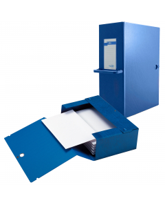 Cartella blu in Colpan® (cartone rivestito in PVC) chiusura a tre lembi con bottoni automatici. Dotate di porta cartellino con etichetta intercambiabile e di maniglia per poterle spostare agevolmente. I dettagli in tinta evidenziano eleganza e raffinatezz