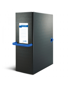 Cartelle in Colpan® nero (cartone rivestito in PVC) con chiusura a tre lembi. Maniglia in plastica blu. Occhiello e bottoni automatici in metallo nel colore della maniglia. Etichetta intercambiabile colorata. Adatte per l'archiviazione e il trasporto di p