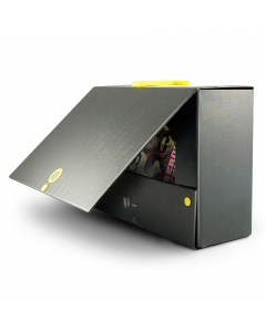 Cartelle in Colpan® nero (cartone rivestito in PVC) con chiusura a tre lembi. Maniglia in plastica bianca. Occhiello e bottoni automatici in metallo nel colore della maniglia. Etichetta intercambiabile colorata. Adatte per l'archiviazione e il trasporto d