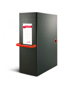 Cartelle in Colpan® nero (cartone rivestito in PVC) con chiusura a tre lembi. Maniglia in plastica rossa. Occhiello e bottoni automatici in metallo nel colore della maniglia. Etichetta intercambiabile colorata. Adatte per l'archiviazione e il trasporto di