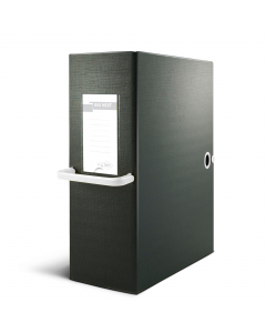Cartelle in Colpan® nero (cartone rivestito in PVC) con chiusura a tre lembi. Maniglia in plastica bianca. Occhiello e bottoni automatici in metallo nel colore della maniglia. Etichetta intercambiabile colorata. Adatte per l'archiviazione e il trasporto d