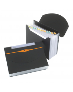 Cartelle  a soffietto in robusto polipropilene finitura nera opaca. Internamente 13 scomparti dotati di cavalierino trasparente ed etichette colorate stampabili. Speciale patella di chiusura che consente un facile accesso ai documenti. Capacità fino a 500