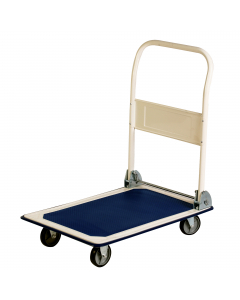 Carrello in lamiera rinforzata e maniglia tubolare ripiegabile tramite comando a piede. Piattaforma bordata in gomma e piano di carico rivestito con antiscivolo. Dotato di ruote in gomma piena. Dimensioni: L74 x P48 x H83cm. Portata massima 150kg.