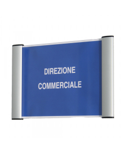 Realizzati in alluminio anodizzato e lastrine trasparenti. Apertura a scatto per facile inserimento della targa. In dotazione biadesivo o tasselli da muro per fissaggio a parete.