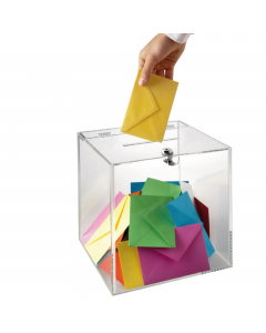 CONTENITORE AD URNA IN MATERIALE ACRILICO ALTAMENTE TRASPARENTE. DOTATO DI FESSURA SUL LATO SUPERIORE E CHIUSURA DI SICUREZZA CON SERRATURA E CHIAVE. IDEALE COME CONTENITORE DA BANCO PER LA RACCOLTA DI SUGGERIMENTI, COME ESPOSITORE E COMPLEMENTO D'ARREDO 