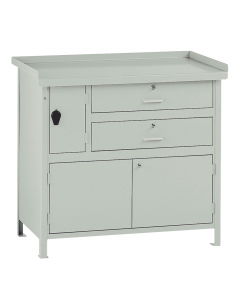Banco da lavoro in lamiera con piano spessore 25/10, 2 cassetti scorrevoli su guide con cuscinetti a sfera e serratura, 1 vano laterale con nasello in plastica lucchettabile ed 1 vano inferiore con sportelli. Verniciatura a polvere grigio RAL 7038. Dimens