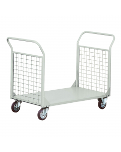 Carrello con pianale in lamiera e 2 sponde in tubo e rete con maglia 5x5x0,4cm, ruote 14cm con cuscinetti a rulli, 2 fisse e 2 girevoli. Portata 300kg. Verniciatura a polvere grigio RAL 7038. Dimensioni carrello: 138Lx66Px20/96Hcm. Dimensioni pianale: 110
