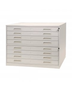 Portadisegni orizzontale in metallo a 8 cassetti idoneo a contenere fogli formato UNI A0. Bordi arrotondati raggio mm. 8. Verniciatura a polveri epossidiche colore grigio chiaro RAL 7035. Formato da 2 corpi sovrapposti, 1 coperchio e 1 zoccolo. Dimensioni
