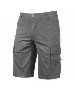 Bermuda Cargo in tela di cotone elasticizzato. Due ampie tasche anteriori, una tasca posteriore con velcro. Due ampi tasconi laterali multifunzionali. Triple cuciture, chiusura con zip frontale e bottone antigraffio. Doppio tessuto di rinforzo sulla parte