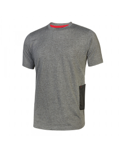 T-Shirt manica corta in jersey di polycotone. Slim-Fit. Collo e bordo manica a costine elasticizzate. Fettuccia para-sudore bianca. Tasca porta cellulare sul fianco sinistro con travetta rossa. Nastro rosso/re ex su manica destra. Conformità alle norme CE