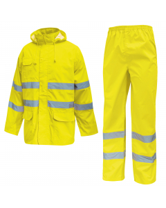 Completo giacca + pantalone anti pioggia impermeabile e traspirante. GIACCA: bande riflettenti applicate su busto e maniche. 2 ampie tasche frontali sul fondo chiuse con pattina, 1 tasca porta cellulare sul petto. Chiusura centrale con zip ricoperta da pa