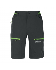 Bermuda Slim-Fit in tessuto U-4 Way Stretch resistente e morbido sulla pelle con triple cuciture. Dotato di due ampie tasche anteriori, elastico in vita con regolazione a scomparsa. Chiusura centrale con zip e bottone gommato antigraffio. Carrè posteriore