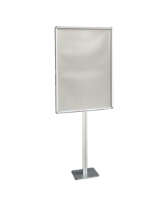Il porta poster da terra 70×100 ST è la soluzione ideale per chi deve cambiare frequentemente la comunicazione. Struttura autoportante mono o bifacciale InUNO, con montante centrale in alluminio anodizzato silver; cornice a scatto “click-clak” con angoli 