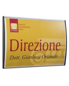 Elegante design dalla forma convessa. Realizzato in alluminio estruso e corredato di appositi terminali di chiusura in materiale plastico nero. protezione in pvc antiriflesso. Puo' essere utilizzato sia in verticale che orizzontale. Infinite le combinazio