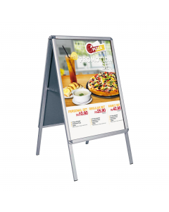 Cavalletto bifacciale in alluminio con applicato 2 cornici a scatto 70x100 con fondo in lamiera grigia e cornice in alluminio con angoli cromati. Protezione pvc trasparente inclusa per rendere la vostra comunicazione resistente all’acqua. Dimensioni 70x10
