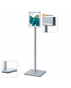 Display bifacciale su stand in alluminio. Il display è formato da 2 cornici a scatto con angoli arrotondati. Ideale in tutti gli ambienti in cui sia necessario esporre comunicazioni pubbliche in modo efficace. Altezza totale 140cm.