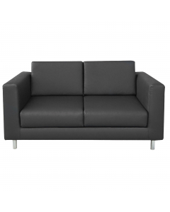 Divano classico 2 posti con rivestimento in tessuto "PLUS - Eco leather" idrorepellente, facile da pulire, senza flatati e flame retardant. Alt. tot: 75cm; Prof.tot: 78cm; Largh.tot: 148cm; Alt.sedile: 41cm.