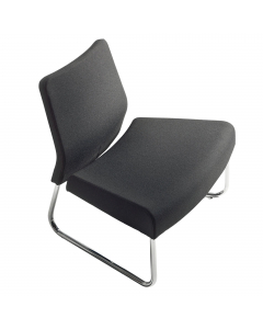 Poltroncina curva esterna collettività/attesa. Rivestimento di tessuto "PLUS - Eco leather" idrorepellente, facile da pulire, senza flatati e flame retardant. Alt.tot: 77cm; Prof.tot: 64cm; Alt.schienale: 34cm; Largh.schienale: 49cm; Largh.sedile: 60cm; P