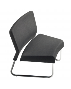 Poltroncina curva interna collettività/attesa. Rivestimento di tessuto "PLUS - Eco leather" idrorepellente, facile da pulire, senza flatati e flame retardant. Alt.tot: 77cm; Prof.tot: 64cm; Alt.schienale: 34cm; Largh.schienale: 79cm; Largh.sedile: 60cm; P