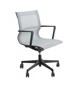 Poltrona direzionale girevole con elevazione a gas - meccanismo oscillante libero - schienale fisso in rete. Braccioli inclusi (non rimovibili).  Alt.tot.: 91-99cm; Prof.tot.: 68cm; Alt.schienale: 52cm; Larg.schienale: 50cm; Larg.seduta: 50cm; Prof.Sedile