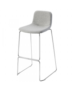 Poltroncina su slitta in acciaio cromato. Rivestimento seduta in tessuto "SUPER - King L" 100% TREVIRA e reazione al fuoco classe 1. Alt. tot: 95cm; Prof.tot: 50cm; Alt.schienale: 21cm; Largh.schienale: 48cm; Largh.sedile: 48cm; Prof.sedile: 42cm; Alt.sed