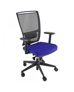 Poltrona semidirezionale ergonomica girevole con elevazione a gas, meccanismo syncro con sedile traslabile anti shock e meccanismo a contatto permanente. Schienale regolabile up-down e supporto lombare regolabile in altezza e profondità. Completa di bracc
