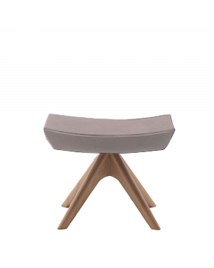 Sgabello poggiapiedi su su basamento girevole in legno di frassino verniciato. Rivestimento in tessuto "PLUS - Eco Leather" idrorepellente, facile da pulire, senza flatati e flame retardant. Alt.tot.: 43cm; Prof.tot.: 48cm; Larg.tot.: 58cm. Abbinabile con