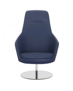 Poltroncina su basamento in metallo cromato girevole. Rivestimento seduta in tessuto "PLUS - Eco Leather" idrorepellente, facile da pulire, senza flatati e flame retardant. Alt.tot.: 111cm; Prof.tot.: 80cm; Larg.tot.: 75cm.