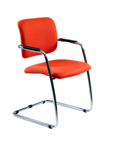 Seduta visitatore con slitta tubolare cromata impilabile - completa di braccioli. Rivestimento in tessuto "PLUS - Bondai" 100% poliestere no flame e certificazioni di infiammabilità 1.IM UNI 9175.  Alt. tot: 83cm; Prof.tot: 59cm; Alt.schienale: 34cm; Larg