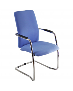 Seduta visitatore con slitta strutturale cromata - completa di braccioli. Rivestimento in tessuto "PLUS - Bondai" 100% poliestere no flame e certificazioni di infiammabilità 1.IM UNI 9175.  Alt. tot: 93cm; Prof.tot: 59cm; Alt.schienale: 50cm; Largh.schien
