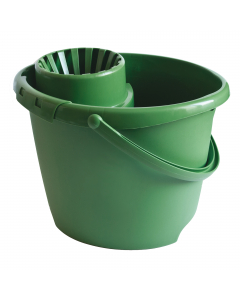 Secchio con strizzatore interamente realizzati con plastica riciclata e riciclabile certificata, senza l’aggiunta di coloranti chimici: compatto, resistente all’usura e all’azione degli agenti atmosferici. Il particolare design della base con doppia presa