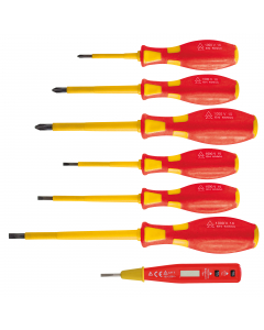 Contenuto: 3 cacciaviti isolati impronta per viti con intaglio lama dritta 3x0,5mm-4x0,8mm-5,5x1mm, 3 cacciaviti isolati impronta phillips PH0-PH1-PH2 - 1 cacciavite cercafase digitale. Lama in acciaio cromo vanadio. Punta magnetica brunita. Dimensioni in