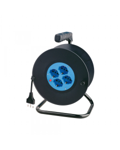 Prolunga elettrica in avvolgicavo con piedistallo e maniglia in metallo. Cavo: 3x1,5 mm¦, lunghezza 25 m. Spina da 16 A con protezione da sovraccarico. 4 prese bipasso/Schuko 10/16 A. Carico massimo 3600 W.